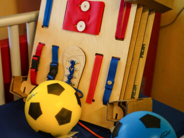 Galerii Šantovku zdobí strom splněných přání. Přáníčka si namalovaly děti z dětského domova.